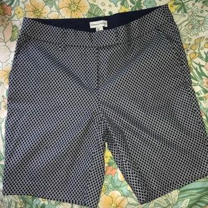 Pattern blue and white Bermuda shorts